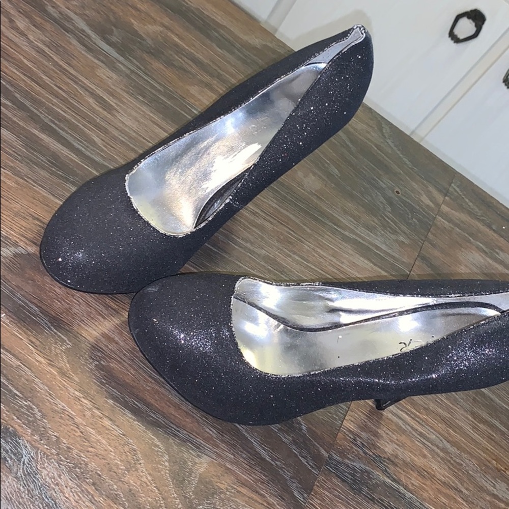 Heels - Picture 2 of 3